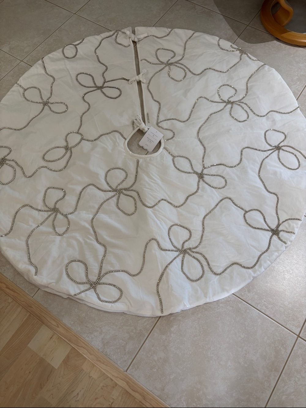 CHRISTMAS Tree Skirt NEW WITH TAGS with BOW RHINESTONES ACCENTS - Picture 2 of 4